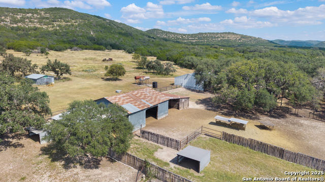 Listing photo id 37 for 1141 Ranch To Market Rd 2631