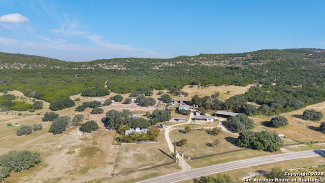 Listing photo id 2 for 1141 Ranch To Market Rd 2631