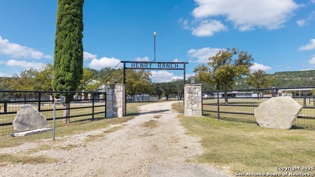 Listing photo id 4 for 1141 Ranch To Market Rd 2631