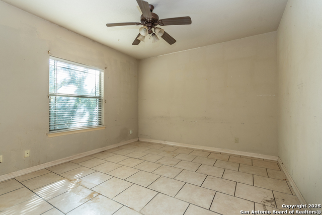 Listing photo id 8 for 681 Rosewood