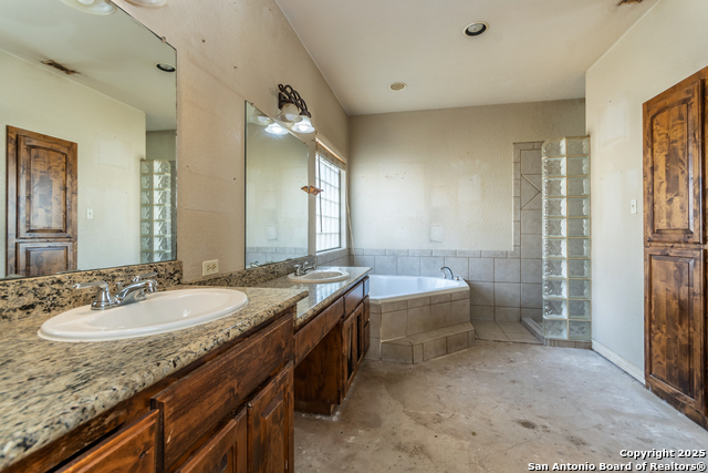 Listing photo id 5 for 681 Rosewood