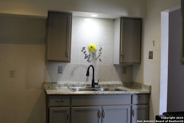 Image 5 of 7 For 859 Thompson 1