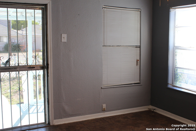 Image 7 of 7 For 859 Thompson 1