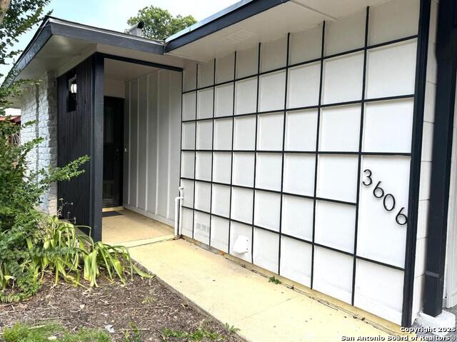 Image 2 of 24 For 3606 Versailles