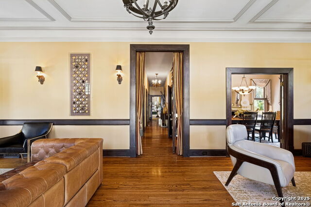 Listing photo id 8 for 308 Summit Ave W