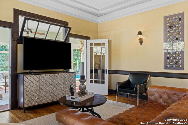 Listing photo id 11 for 308 Summit Ave W