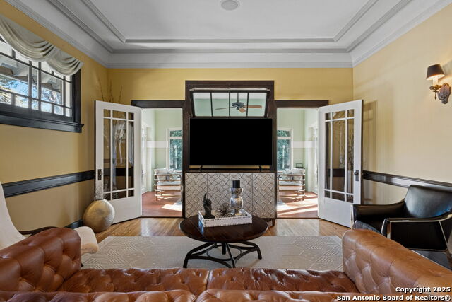 Listing photo id 12 for 308 Summit Ave W