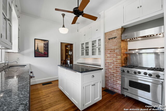 Listing photo id 19 for 308 Summit Ave W