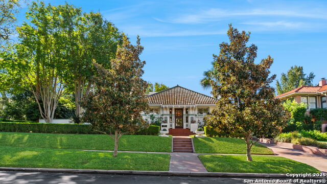 Listing photo id 2 for 308 Summit Ave W