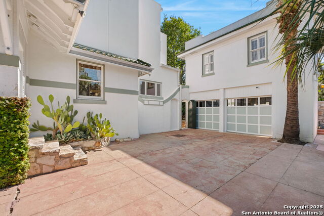 Listing photo id 46 for 308 Summit Ave W