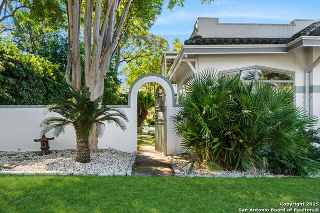 Listing photo id 3 for 308 Summit Ave W