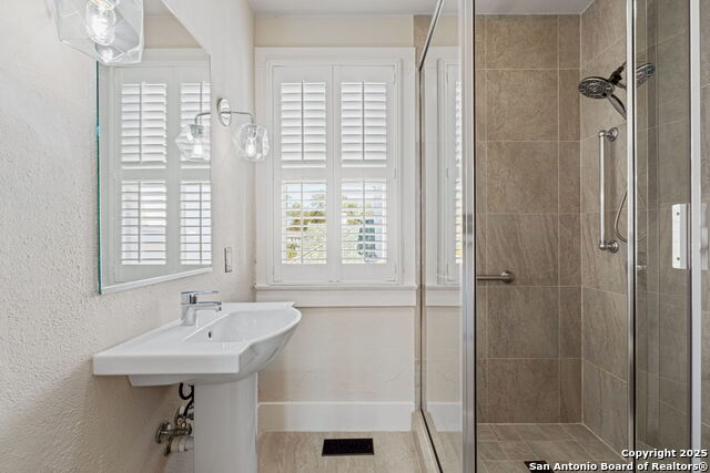 Listing photo id 50 for 308 Summit Ave W