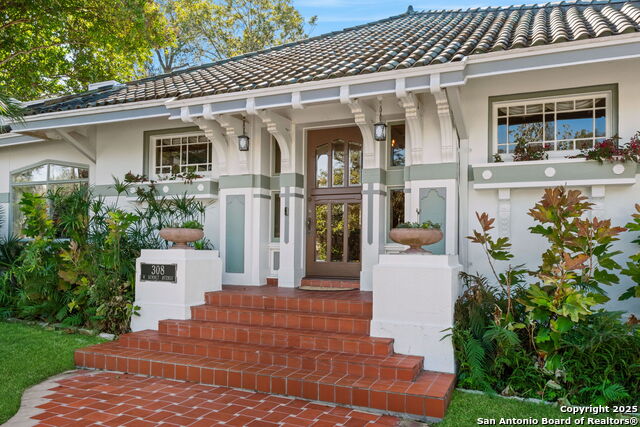 Listing photo id 5 for 308 Summit Ave W