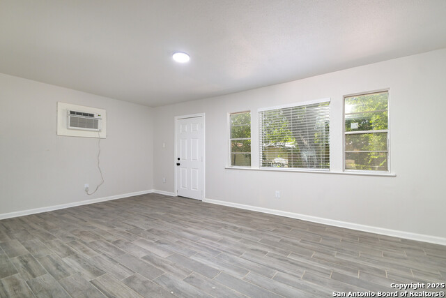 Image 5 of 20 For 343 Fargo  