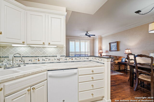 Image 5 of 44 For 1 Towers Park Ln  810