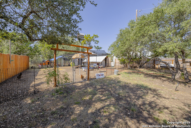 Listing photo id 8 for 1264 Spicewood Rd