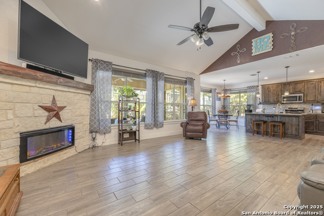 Listing photo id 4 for 1264 Spicewood Rd