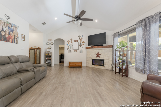 Listing photo id 5 for 1264 Spicewood Rd