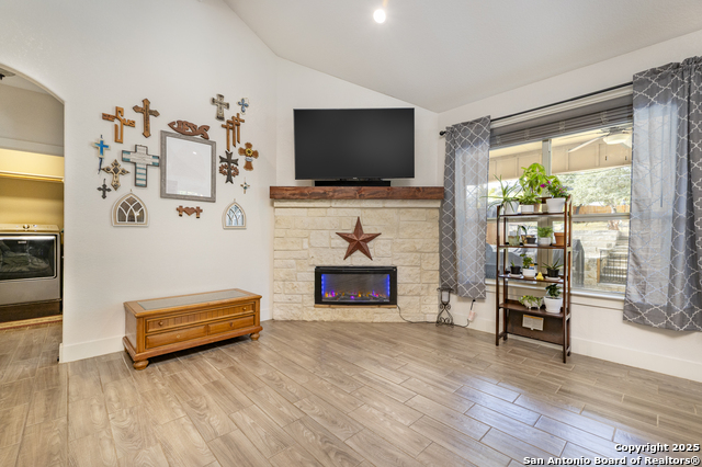 Listing photo id 6 for 1264 Spicewood Rd