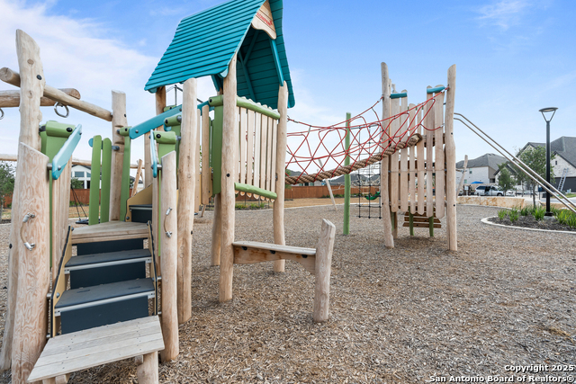 Listing photo id 15 for 217 Spanish Oak