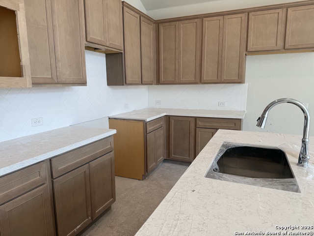 Listing photo id 3 for 217 Spanish Oak