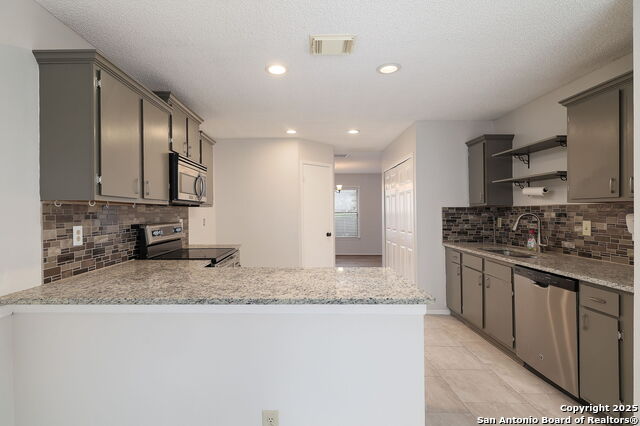 Listing photo id 8 for 9910 Trendwood