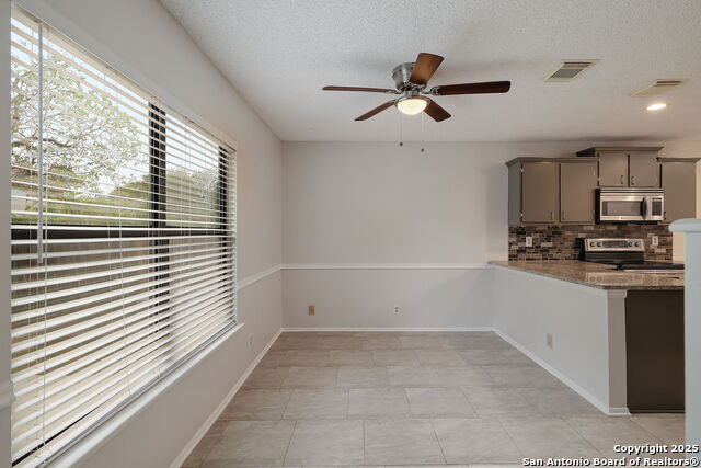 Listing photo id 7 for 9910 Trendwood