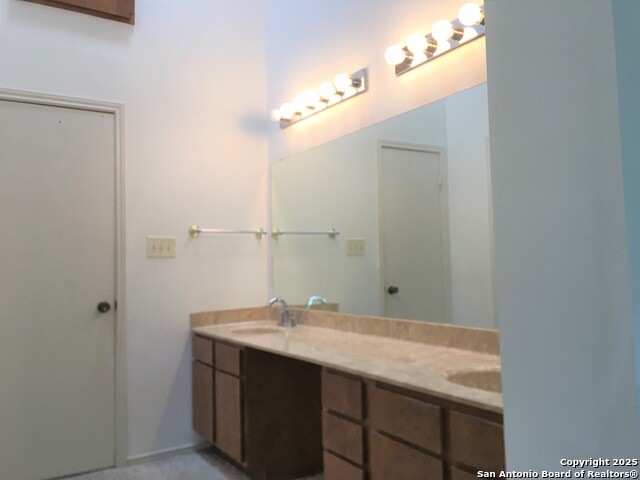 Image 5 of 10 For 11815 Vance Jackson 1804