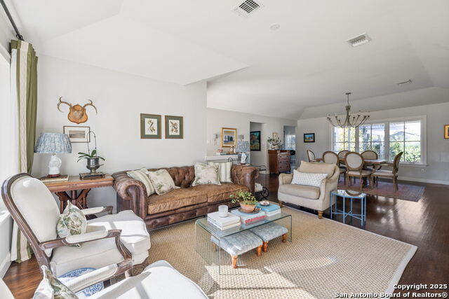 Listing photo id 8 for 127 Larkwood Dr