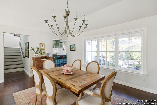 Listing photo id 9 for 127 Larkwood Dr