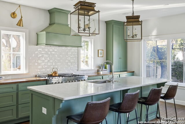 Listing photo id 10 for 127 Larkwood Dr