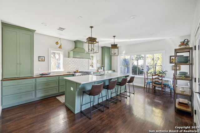 Listing photo id 11 for 127 Larkwood Dr