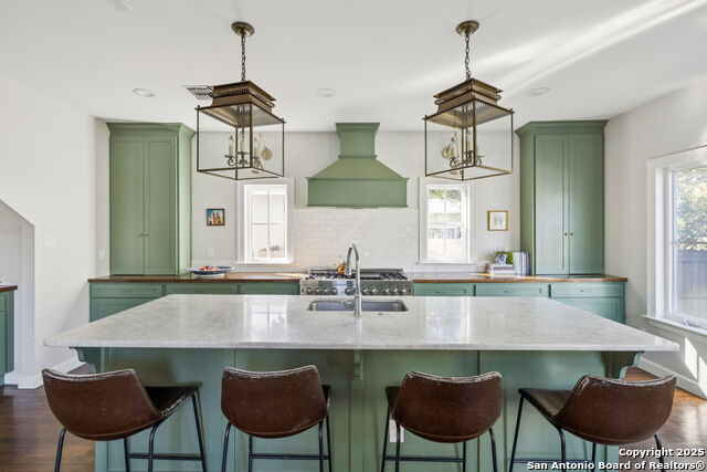 Listing photo id 12 for 127 Larkwood Dr