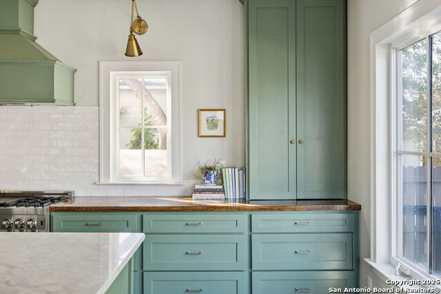 Listing photo id 13 for 127 Larkwood Dr