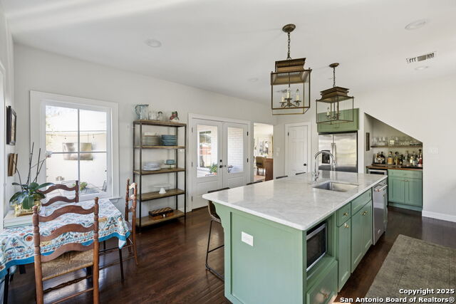 Listing photo id 14 for 127 Larkwood Dr