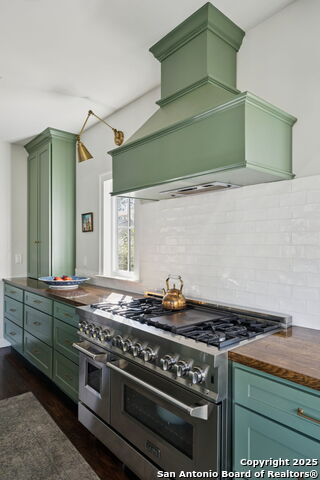 Listing photo id 15 for 127 Larkwood Dr