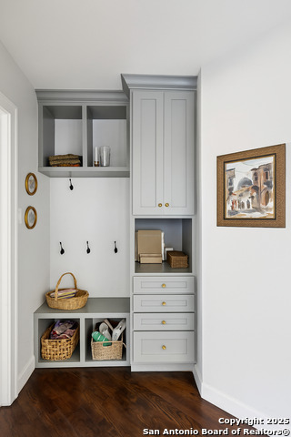 Listing photo id 19 for 127 Larkwood Dr