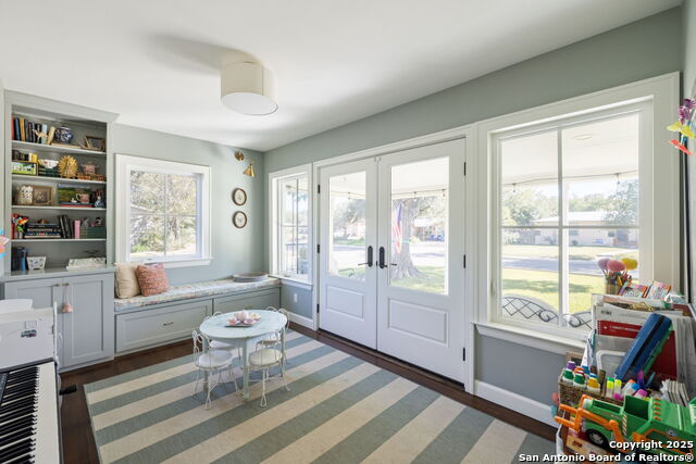 Listing photo id 25 for 127 Larkwood Dr