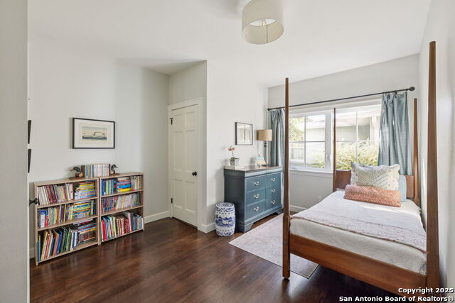 Listing photo id 28 for 127 Larkwood Dr