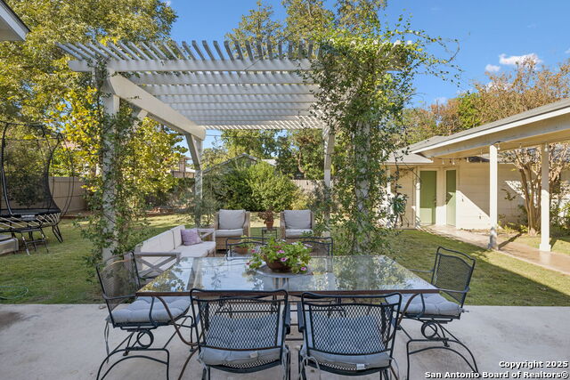 Listing photo id 35 for 127 Larkwood Dr