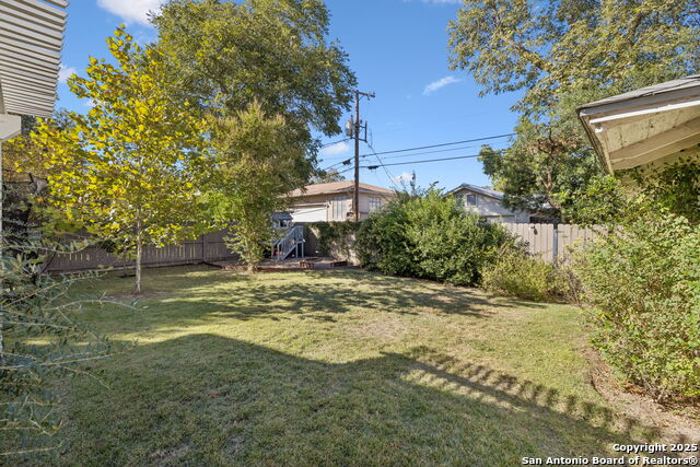 Listing photo id 37 for 127 Larkwood Dr