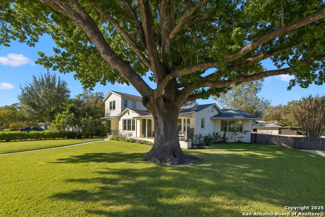 Listing photo id 2 for 127 Larkwood Dr