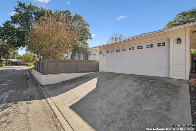 Listing photo id 40 for 127 Larkwood Dr