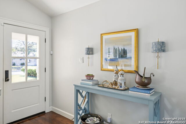 Listing photo id 3 for 127 Larkwood Dr