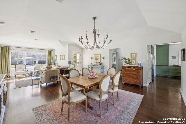 Listing photo id 4 for 127 Larkwood Dr