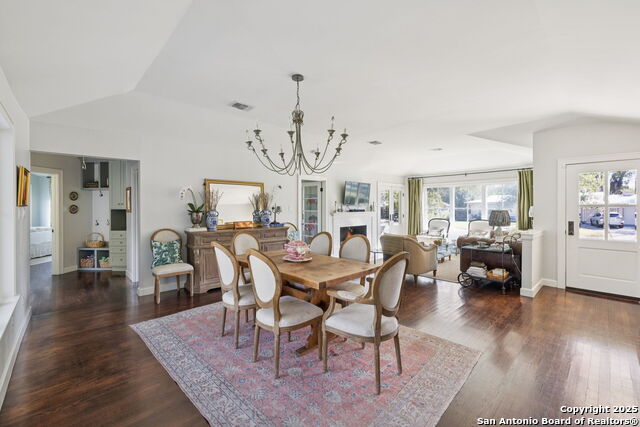 Listing photo id 5 for 127 Larkwood Dr