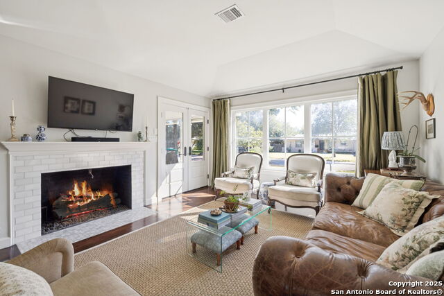 Listing photo id 6 for 127 Larkwood Dr