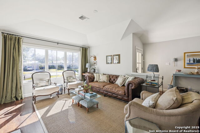 Listing photo id 7 for 127 Larkwood Dr