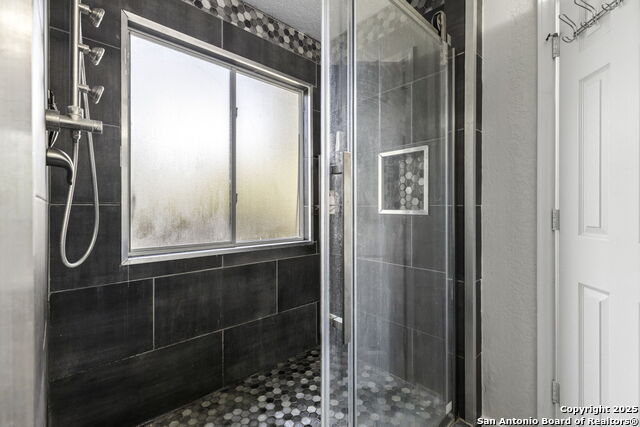 Image 19 of 24 For 16611 Emerald