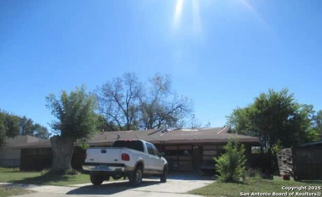 Image 2 of 4 For 122 Clubhill Dr